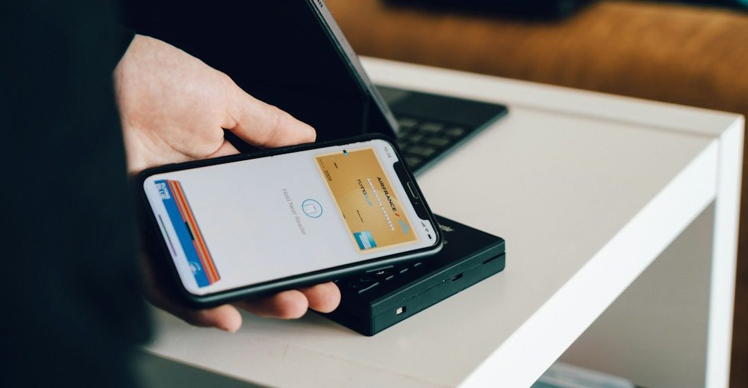 Pembayaran digital menggunakan kartu dan perangkat elektronik