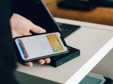 Pembayaran digital menggunakan kartu dan perangkat elektronik