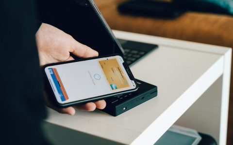 Pembayaran digital menggunakan kartu dan perangkat elektronik
